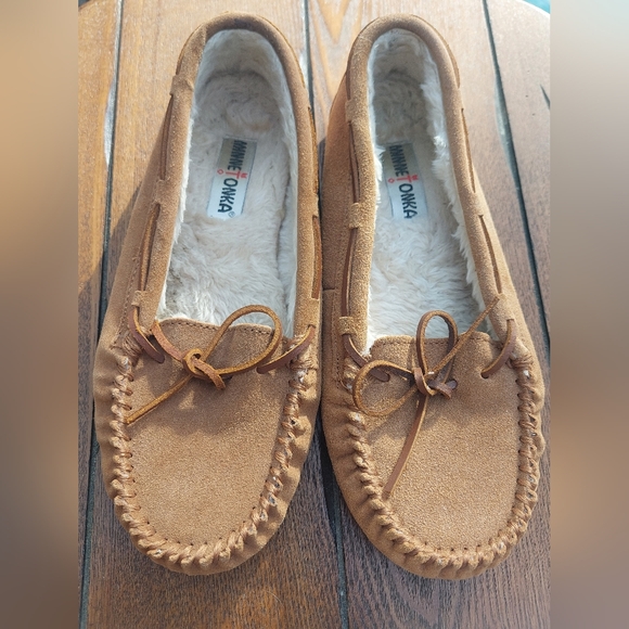 Minnetonka Shoes - Minnetonka Tan Moccasin Slippers Size 10